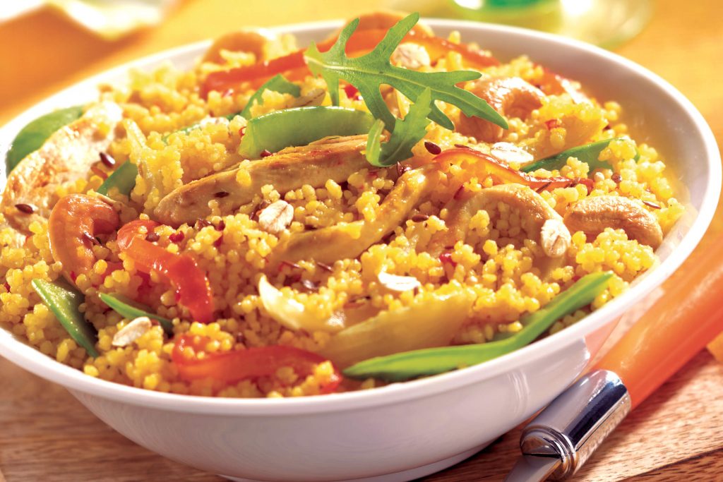 Poulet au wok avec noix de cajou, légumes de saison et couscous épicé